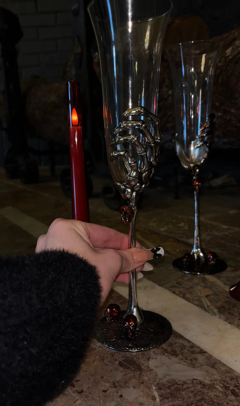 Srebrny kieliszek do szampana z motywem szkieletu