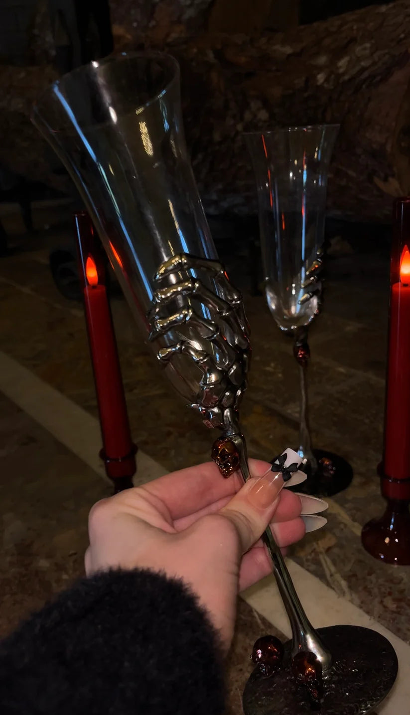 Srebrny kieliszek do szampana z motywem szkieletu