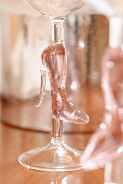 Różowy kieliszek do wina w kształcie pantofelka