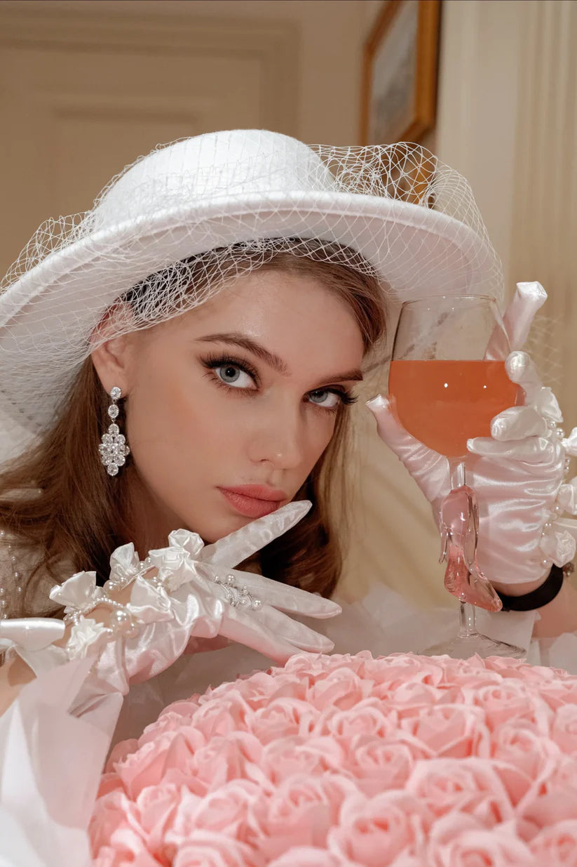 Różowy kieliszek do wina w kształcie pantofelka