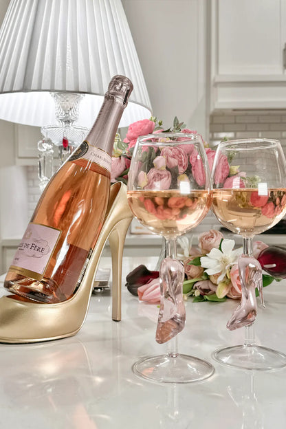 Różowy kieliszek do wina w kształcie pantofelka